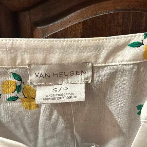 Adorable lemon print top from Van Heusen. Never worn - Picture 2 of 5